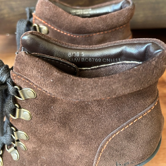 B.o.C Brown Suede Ankle Boots with Black Heel Women’s size 6 - Picture 3 of 9
